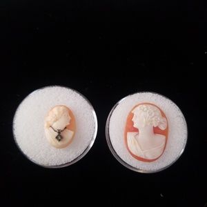 Vintage lot of two Cameos
